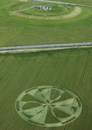 Круг на поле возле Стоунхенджа. 13.07.2011